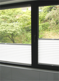Jalousie am Fenster Jalousie am Fenster als Sonnenschutz